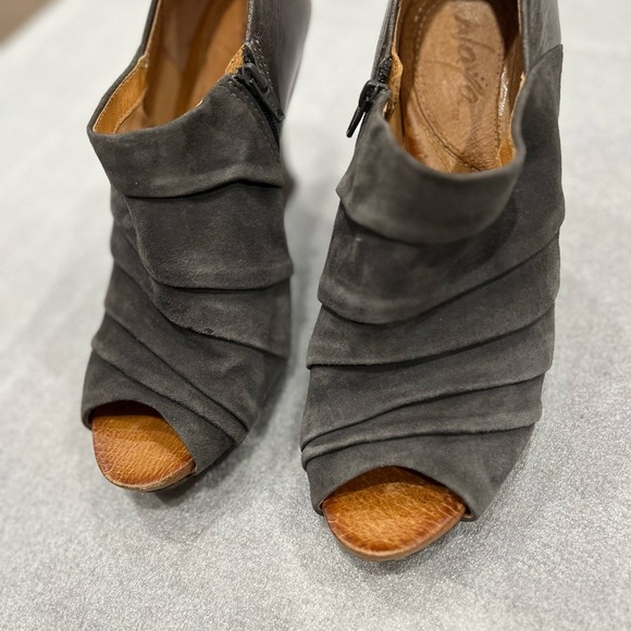 [US8.5]Naya Genesis Gray Ruched Suede Wedge Heel Peep Toe Pump Zipper - Picture 4 of 10